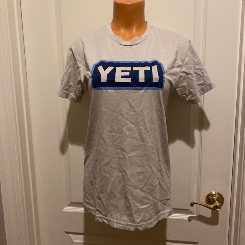 YETI Badge Logo T Shirt Tee Tan/Gray With Blue Badge S Small Unisex $30 NWOT